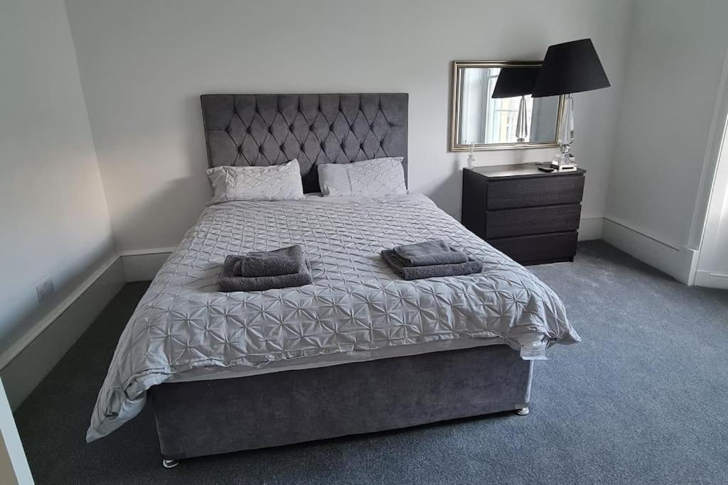 Large 4 Bed Apartment *